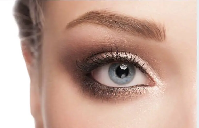 La sculpture de sourcils professionnelle à Beauvallon, à proximité de Mornant, permet de redéfinir l'équilibre des traits pour obtenir un visage harmonieux. Cette technique précise de restructuration s'adapte à chaque morphologie pour magnifier l'expression naturelle. Faire appel à une experte locale garantit un diagnostic personnalisé et un résultat esthétique à la fois durable et élégant. Les techniques de restructuration pour un équilibre facial optimal La mise en forme des sourcils ne se limite pas à une simple épilation. Elle repose sur le brow mapping, une méthode de mesure architecturale qui définit avec exactitude le point de départ, l'arc et la pointe de la ligne. À Beauvallon, cette approche permet de corriger les asymétries et de compenser un regard tombant ou des arcades trop fines. Il est essentiel de comprendre comment sublimer son regard grâce aux sourcils bien dessinés, car ils structurent l'ensemble de la partie supérieure du visage. Cette prestation est idéale pour les habitantes du secteur de Mornant et des communes environnantes comme Saint-Laurent-d'Agny ou Chassagny. Elle offre une solution immédiate pour ouvrir le regard sans avoir recours à des méthodes invasives, tout en respectant l'implantation naturelle des poils. Prestation Bénéfice Esthétique Diagnostic morphologique Adaptation parfaite aux traits du visage Épilation de précision Ligne nette et définition durable Teinture légère Densité et intensité du regard renforcées Quelle est la durée d'efficacité d'une sculpture de sourcils ? Une séance professionnelle offre un résultat impeccable durant 3 à 5 semaines. Ce délai varie selon le cycle de repousse naturel du poil, mais un entretien régulier permet de stabiliser la ligne créée lors de la restructuration initiale pour conserver un aspect soigné en permanence. L'expertise de précision chez Au Comptoir du Sourcil Le savoir-faire de Au Comptoir du Sourcil repose sur une maîtrise rigoureuse des codes de la beauté du regard. Chaque prestation est conçue comme un soin sur mesure, alliant une hygiène irréprochable et un sens artistique aiguisé. Dans un cadre apaisant situé tout près de Mornant, l'accent est mis sur la valorisation de la beauté singulière de chaque cliente. Confier la sculpture de vos sourcils à cette enseigne spécialisée assure une symétrie parfaite et un rendu professionnel qui transforme durablement l'esthétique globale de votre visage.