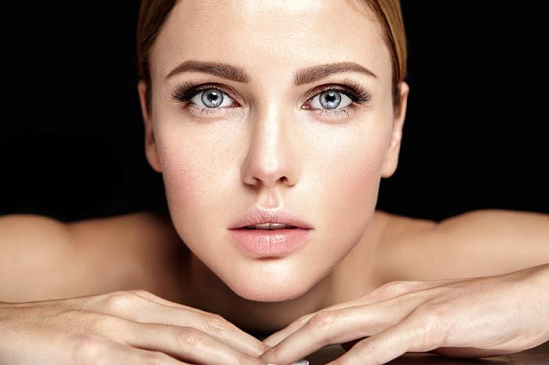 Sourcils parfaitement redessinés pour un résultat chic à Chassagny près de Grigny